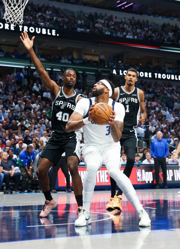 遭遇严防！浓眉半场13中3&6罚6中砍下12+10 已身背4次违例