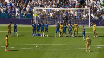 埃泽定位球爆杆！VAR介入裁判    现场宣判无效：攻击  方距离人墙过近