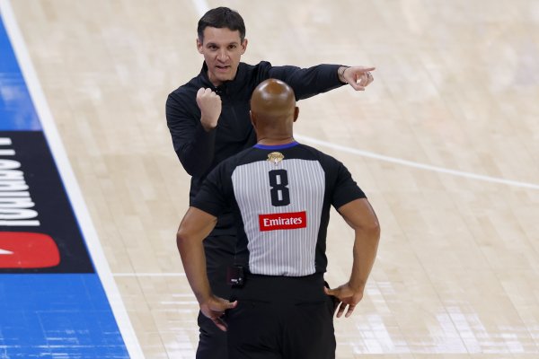 裁判    解释雷霆最后中止  ：戴格诺特离裁判    很近 发球员  之前喊出了中止