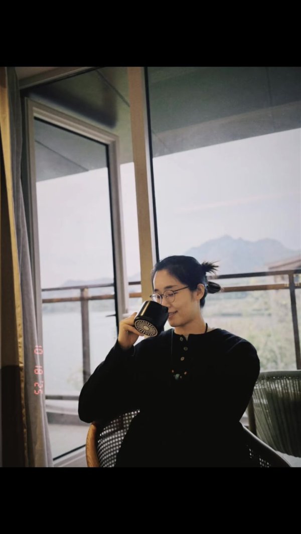 知性美！潘臻琦晒日常随笔：爱要及时 别总说下次